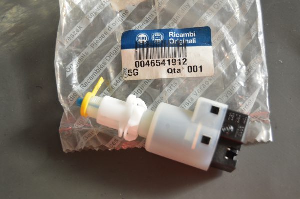 Ref: 46541912 Interruptor de Luz de Stop Fiat Marea, Palio, Punto, Brava, Braea, Marea, Strada NOVO