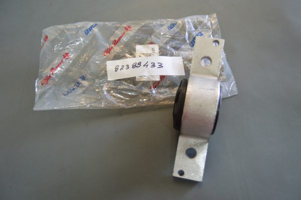 Ref: 82388433 Suporte de Braço de Suspensão Fiat Croma; Alfa Romeo 164, 155; Lancia Dedra, Thema; Saab 9000 NOVO