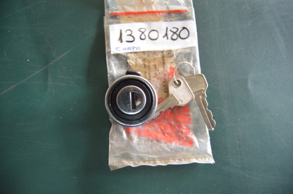 Ref. 1380180 Fechadura Porta Luvas c/ chave Fiat 124 NOVO