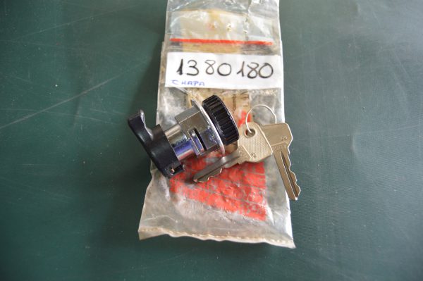 Ref. 1380180 Fechadura Porta Luvas c/ chave Fiat 124 NOVO - Imagen 2
