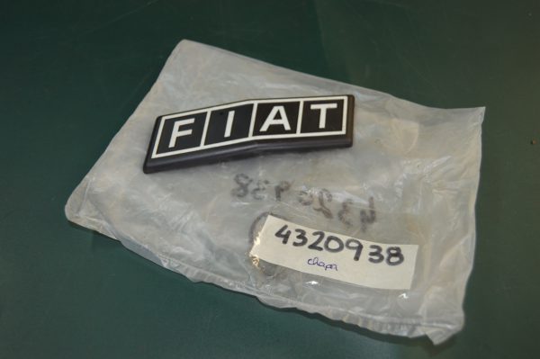 Ref. 4320938 Emblema Dianteiro "Fiat" Fiat 131, 132 NOVO