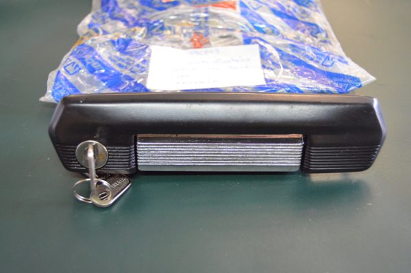 Ref. 4396843 Manipulo Exterior Porta Dianteira Esquerda com Chave Fiat 131 NOVO