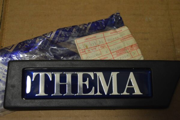 Ref: 82441359 Friso com emblema Lateral - Lancia Thema NOVO