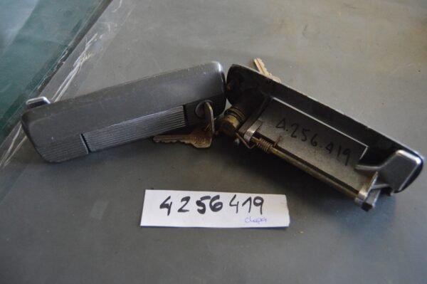 Ref; 4256419 Maçaneta Dianteira Direita com Chaves - Fiat 127, 128- NOVO