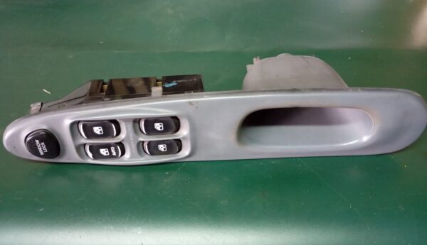 Ref: 9357029550 Interruptor do vidro elétrico Dianteiro Esquerdo - Hyundai Elantra  USADO